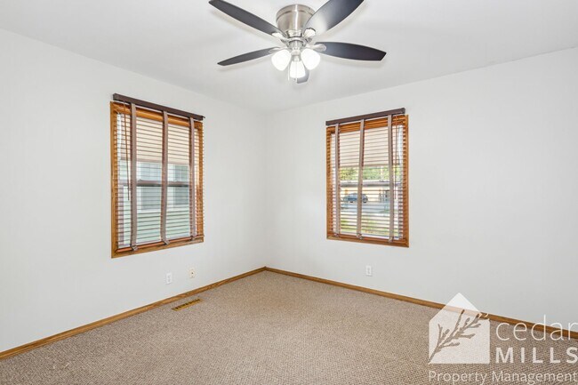 Building Photo - 3 Bedroom Home w Garage