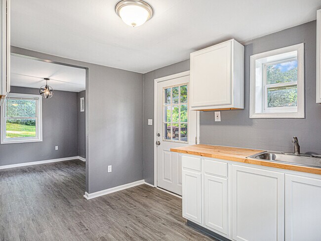 Building Photo - 5102 NE 47th Terrace