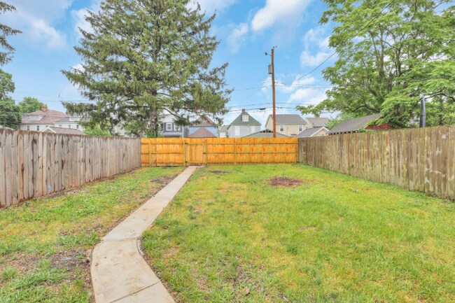 Building Photo - 282 S Cypress Ave