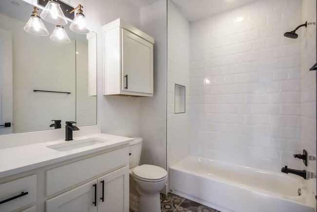 Building Photo - 607 W St Johns Ave