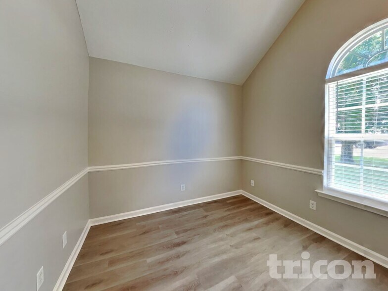Building Photo - 2121 Montgomery Ln