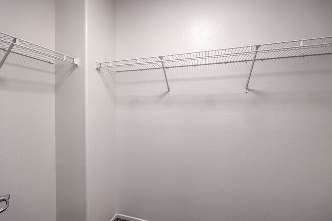 Building Photo - Gorgeous 6Bed/5Bath/4Car, 2-Story Home located in the Mountains Edge