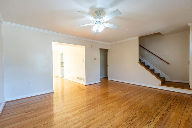 Building Photo - Beautiful 3 BR/2.5 BA Townhome in Millersv...