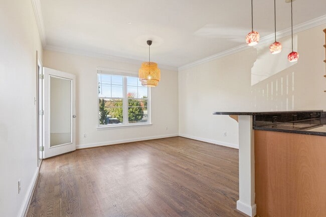 Building Photo - Chic's Beach Updated Rental!