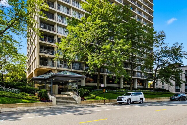 Building Photo - 1960 N Lincoln Park W