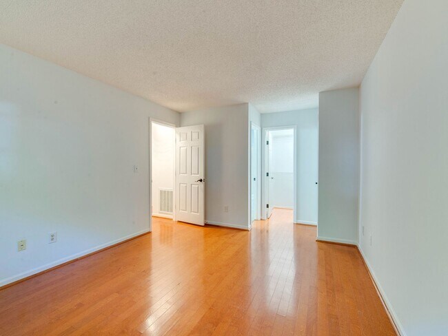 Building Photo - Amenity rich water front condo ready for move in!