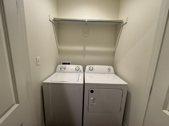 Building Photo - 5670 Shadowbend Cir N