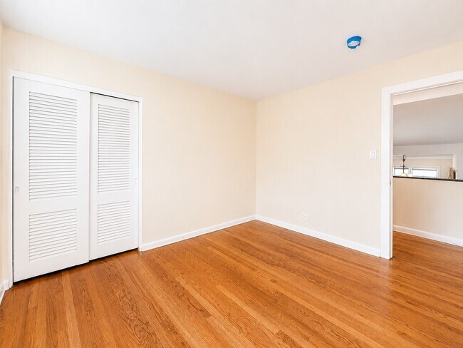 Building Photo - 406 Sunset Dr