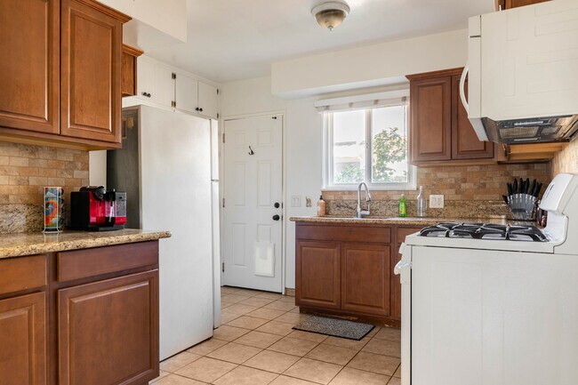 Building Photo - 12415 1/2 Chandler Blvd-A