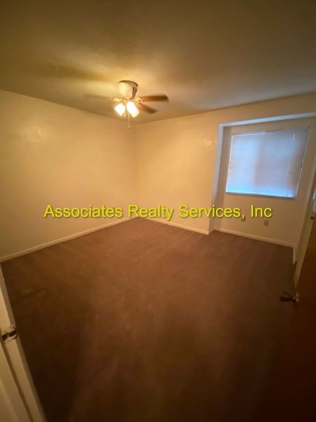 Building Photo - Cute Foxmoor 2/1.5 Townhome