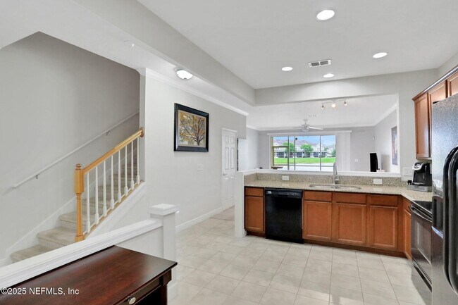 Building Photo - 6846 Roundleaf Dr