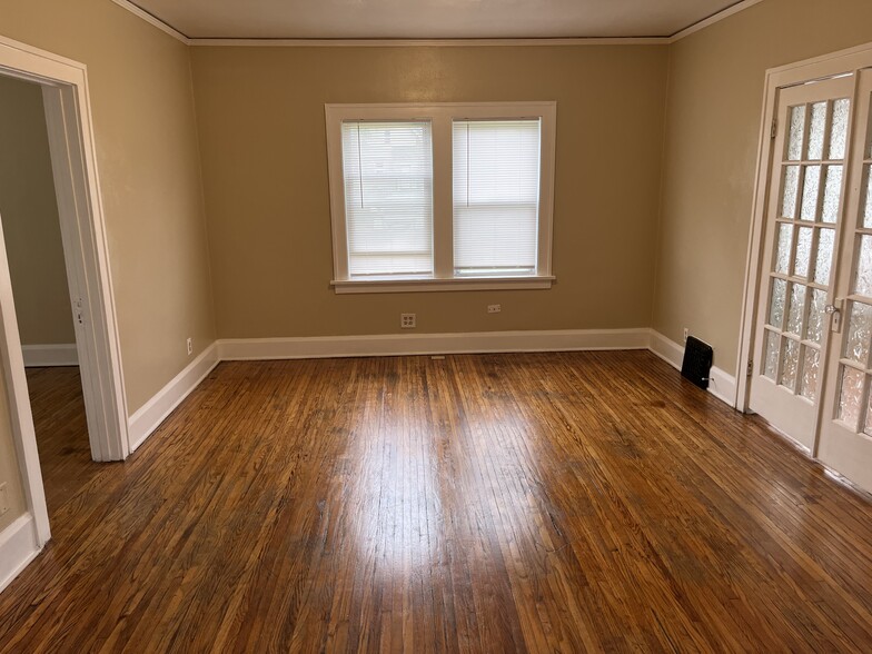 Living room - 1623 Parmele St