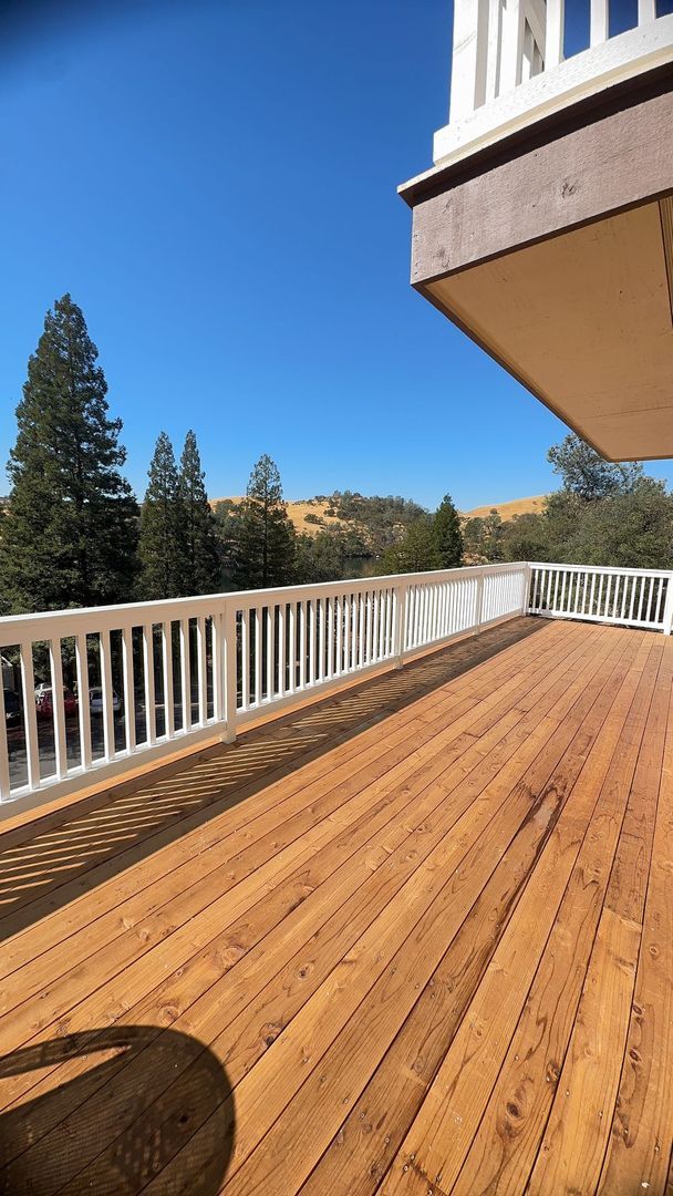 Building Photo - Experience the joy of lakeside living!