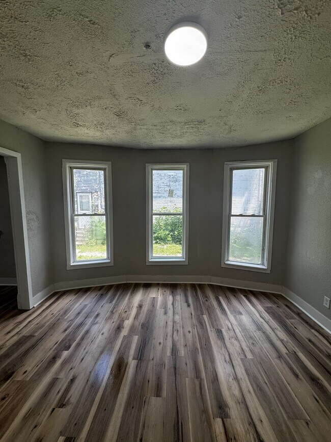 Building Photo - 121 E Brown Ave