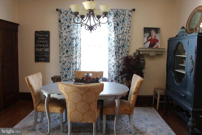 Building Photo - 217 Villanova Rd