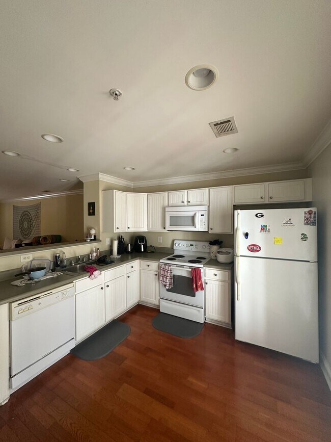 Building Photo - 2 Bedroom 2 Bathroom in gated community of the Summit