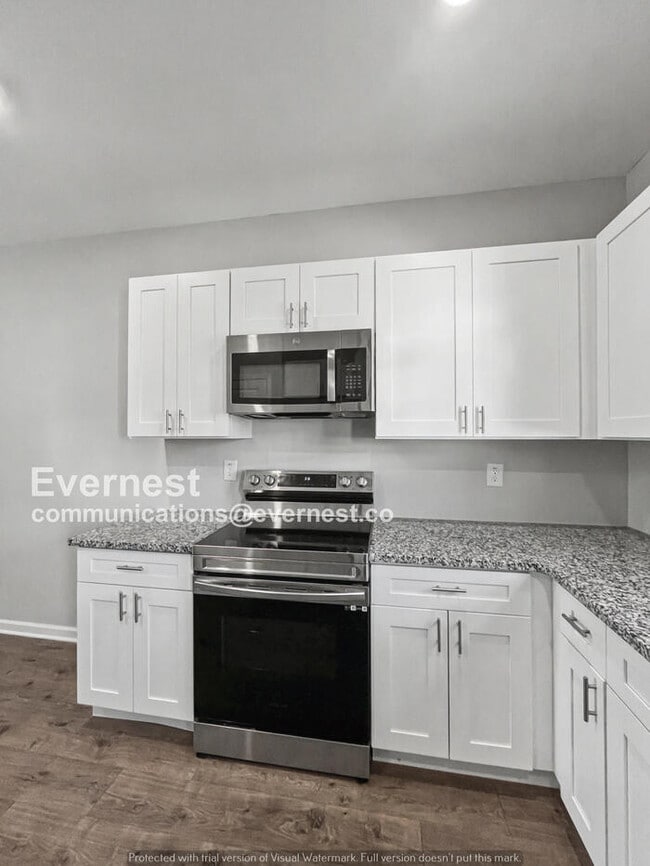 Building Photo - 2 Bed/2.5 Bath Townhome with Off-Street Parking / Pet-Friendly / Available Now!