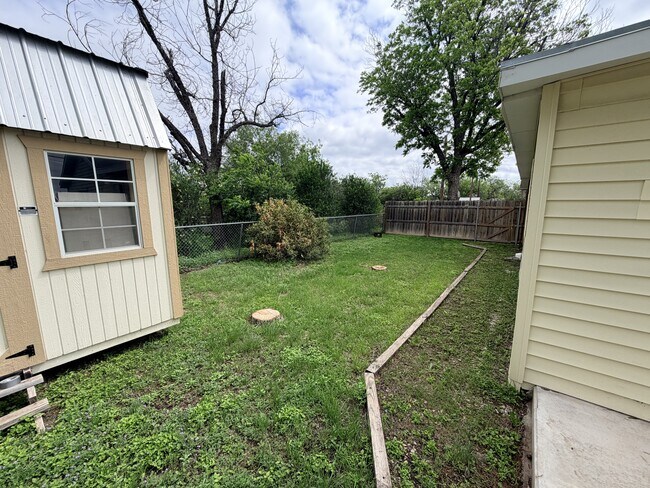 Building Photo - 421 N Archer St