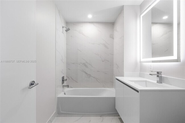 Building Photo - 700 NE 24th St