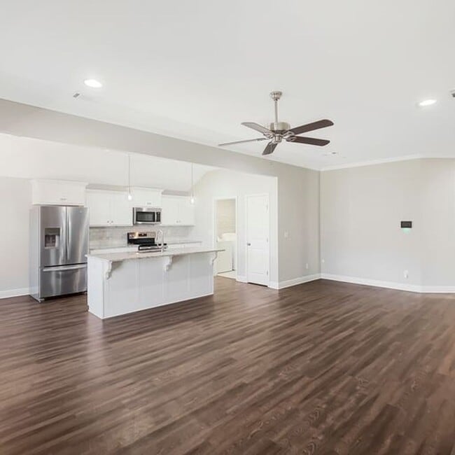 Building Photo - Beautiful 3 Bed 2 Bath Available in July!