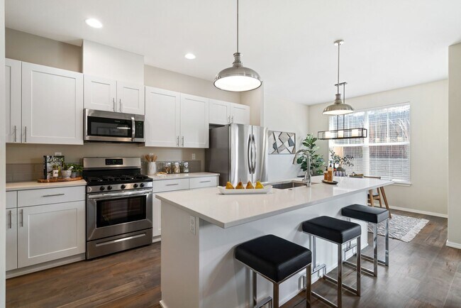 Building Photo - 3 Bedroom Townhome In Midtown with Fireplace