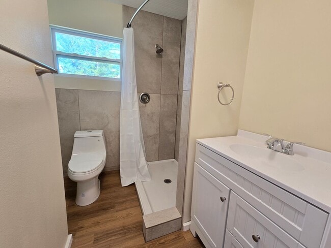 Building Photo - Charming 3 Bed / 2 Bath Annual Rental in S...