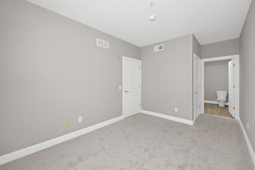 Building Photo - 2000 Fountainview Cir