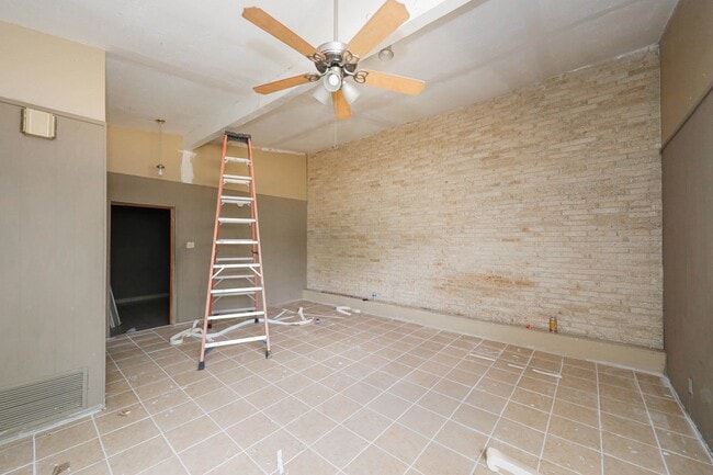 Building Photo - 2718 E Price St