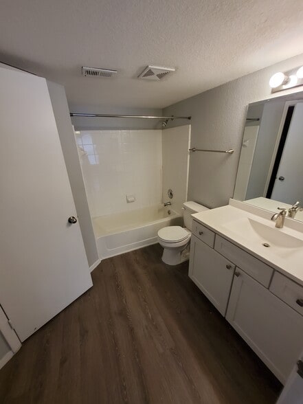 Building Photo - 4105 Tropical Isle Blvd