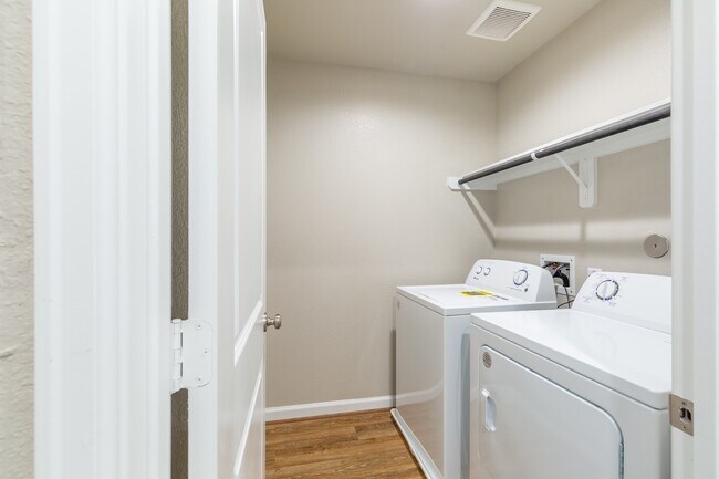 Building Photo - 215 Pk Pl Cir