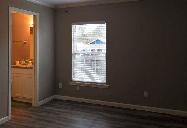 Building Photo - 155 Varsity Dr