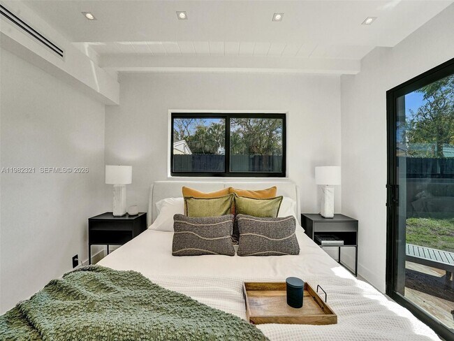 Building Photo - 2066 NE 174th St