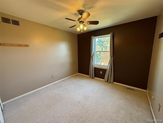 Building Photo - 15894 Cambridge Dr