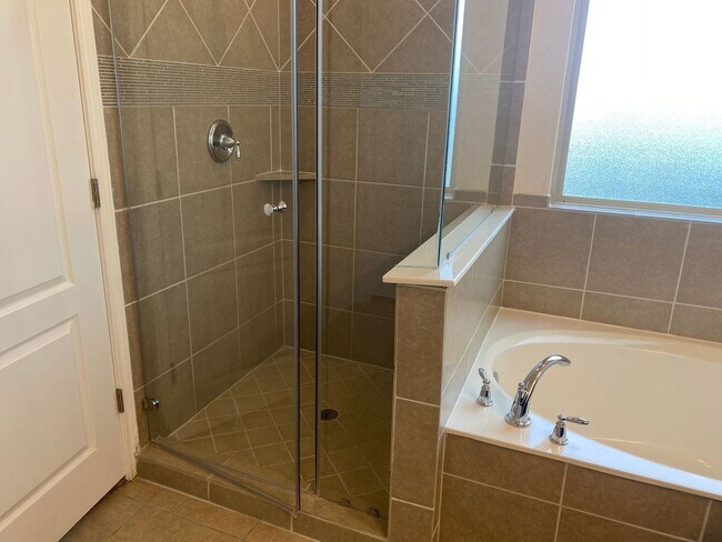 Building Photo - 4 Bedroom 3 Bathroom located in Remuda Ran...