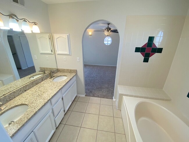 Building Photo - Beautiful North Hills Refrig A/C Home with Pool!