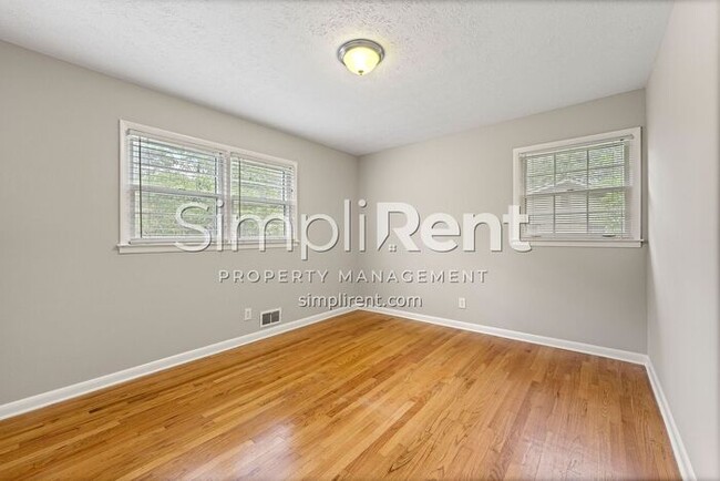 Building Photo - Renovated 3 Bed/ 2 Bath - 1st month free w...