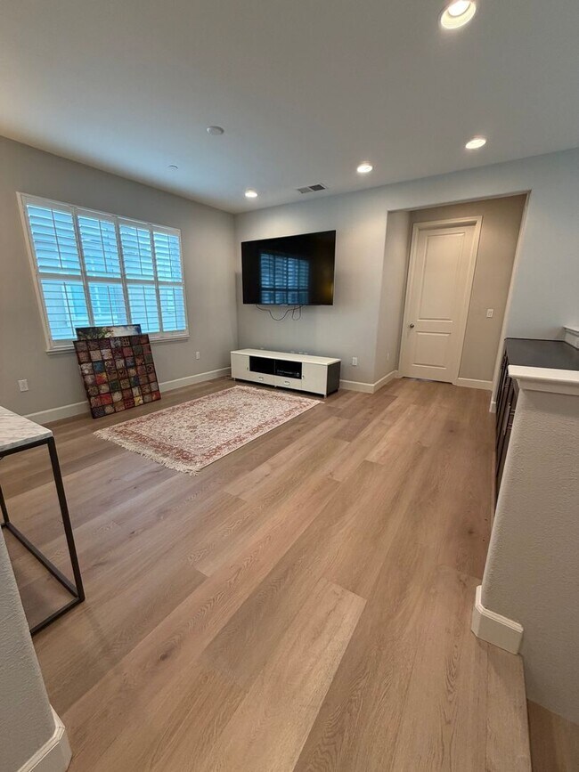 Building Photo - Beautiful Upgraded 4 Bed 3 Bath home in San Ramon Gale Ranch