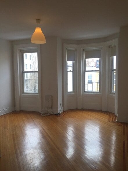 Building Photo - 257 York St