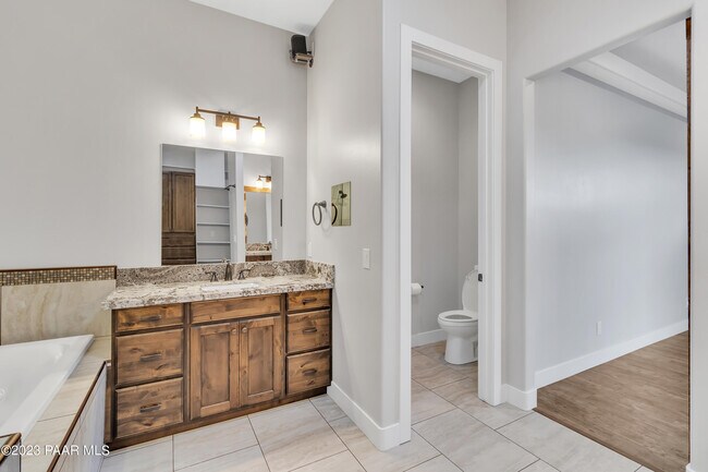 Building Photo - 1584 Majestic Way