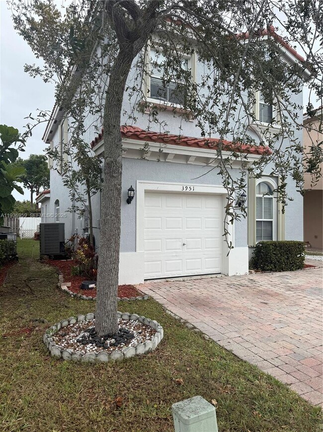 Building Photo - 3951 NE 13th Dr