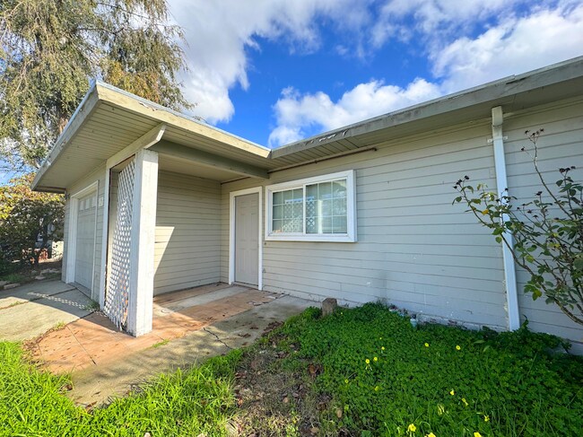 Building Photo - 3174 Ameno Rd