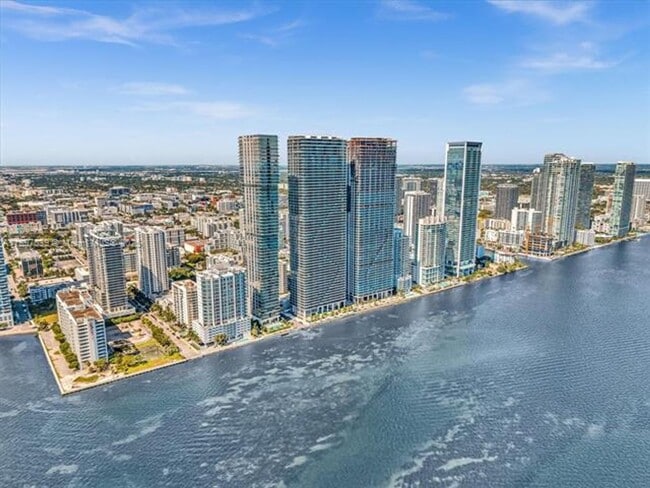 Primary Photo - 700 NE 24th St