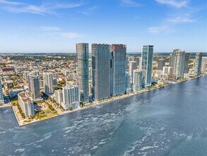 Building Photo - 700 NE 24th St