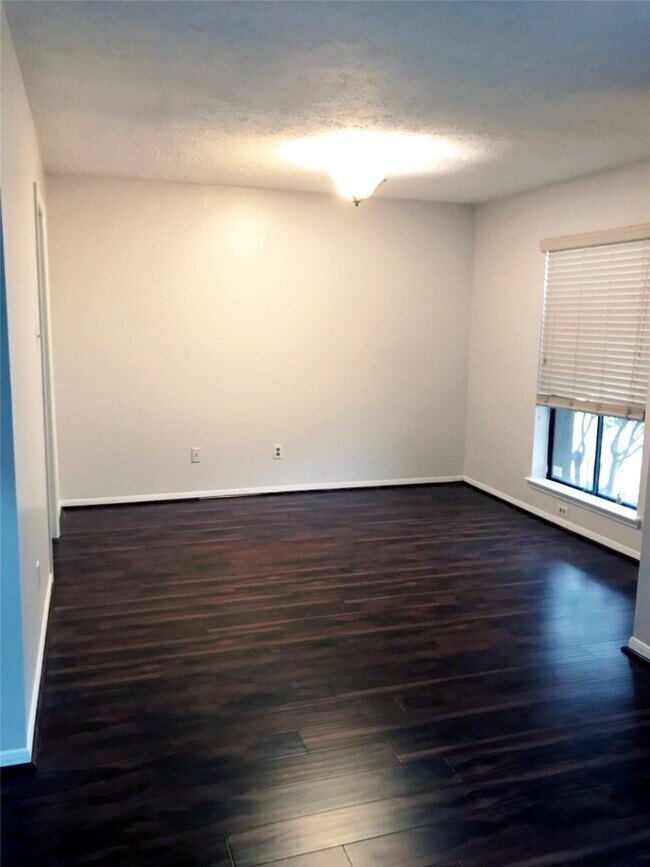 Building Photo - 10118 Sageglow Dr