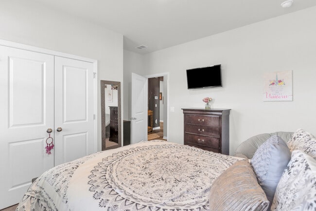 Building Photo - 1049 Burled Oak Rdg Lp SE
