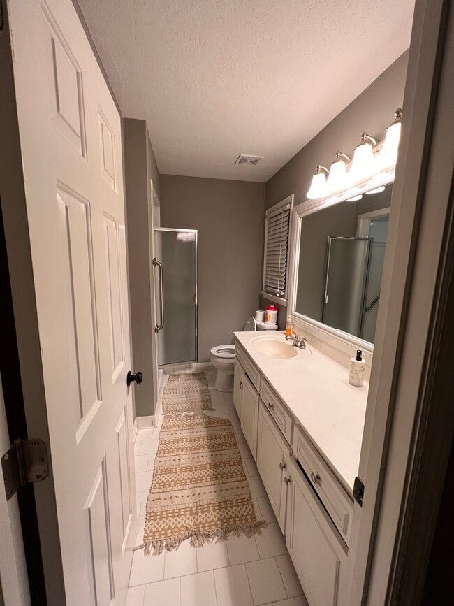 Building Photo - CASTLEWOOD Single Room