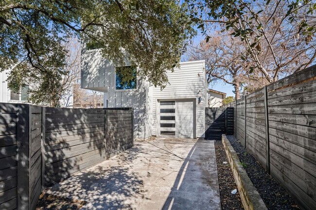 Building Photo - 4712 Reyes St
