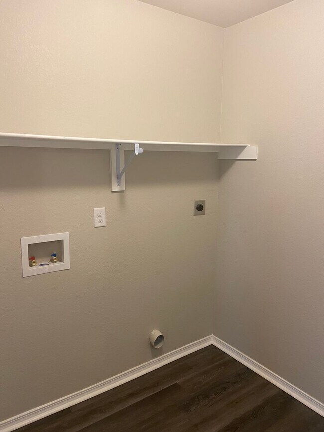 Building Photo - *St Patrick's Day Deal!* Three Bedroom | T...