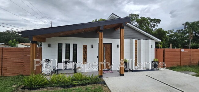 Building Photo - 2319 Drake Dr