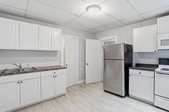 Building Photo - Welcome home to this newly renovated 2 bedroom top floor apartment